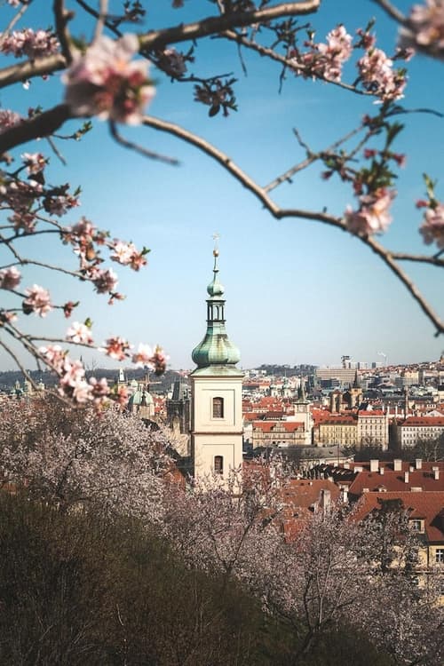 Hunger Wall Residence, Exterior