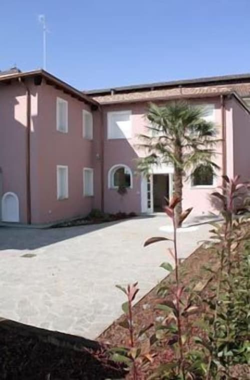 Ai Dogi, Primary image