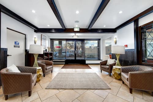 Stratford Inn, Lobby