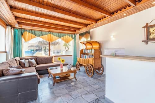 Perissa Bay, Reception