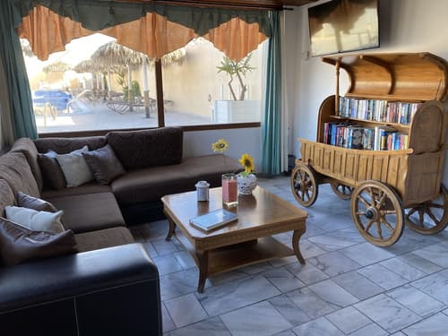 Perissa Bay, Reception