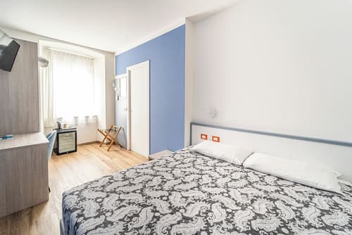 Hotel Italia, Primary image