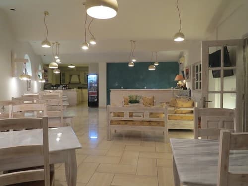 Villa Manos, Reception