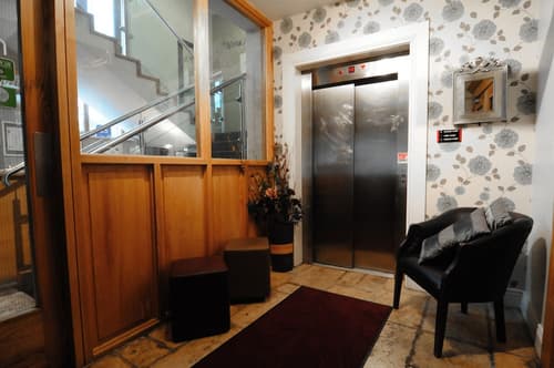 Coach House Hotel, Reception