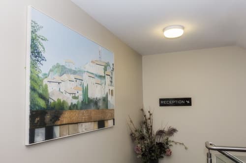 Coach House Hotel, Reception