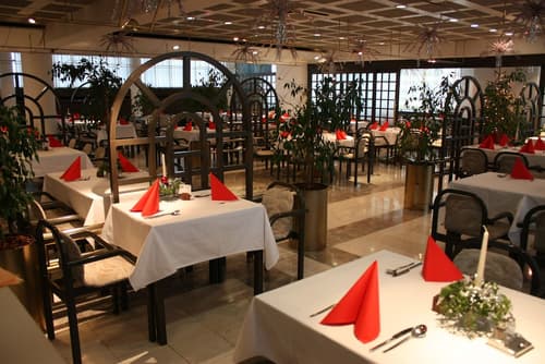 Alp Hotel, Restaurant