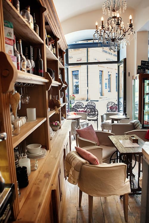 Jungmann, Lobby sitting area