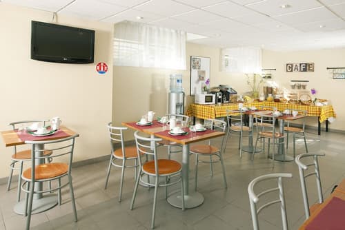 Séjours & Affaires Paris Nanterre, Breakfast area