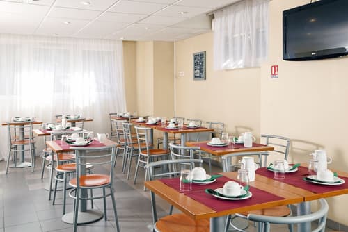 Séjours & Affaires Paris Nanterre, Breakfast area