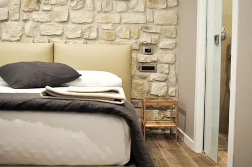 Olivia Rooms Eurialo, Primary image