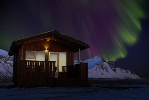 Aurora Cabins, Primary image