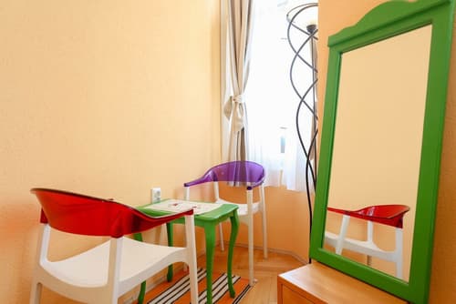 Pigeon Square Rooms, Room