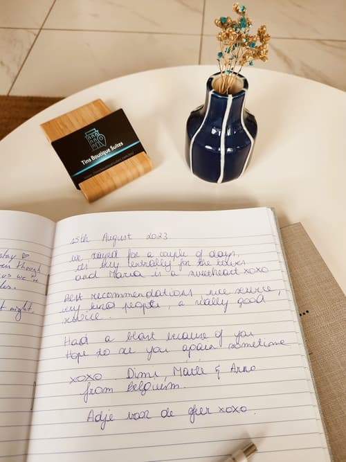 Tins Athens, Reception