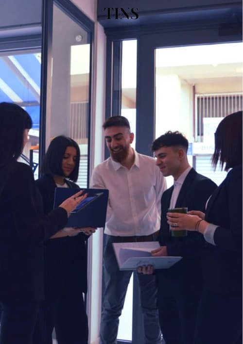 Tins Athens, Reception