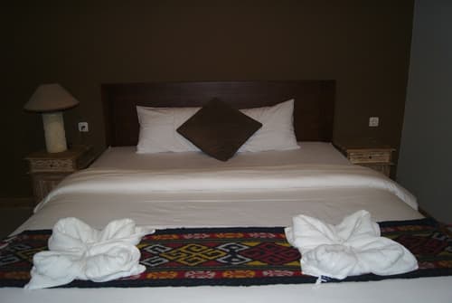 Ghamed Sari, Room