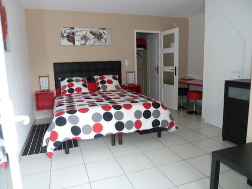 En Rouge et Noir, Room