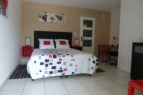 En Rouge et Noir, Room