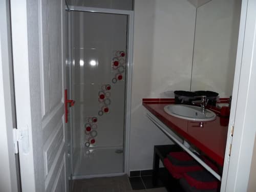 En Rouge et Noir, Bathroom sink