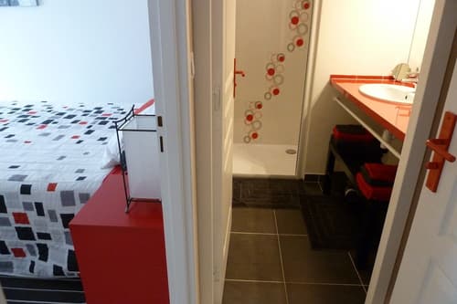 En Rouge et Noir, Room