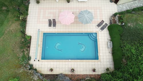 En Rouge et Noir, Outdoor pool