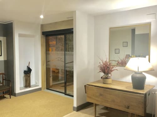 Hotel Ribaeta, Interior entrance