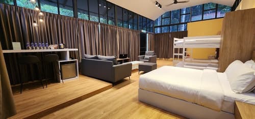 Boulder Valley, Room