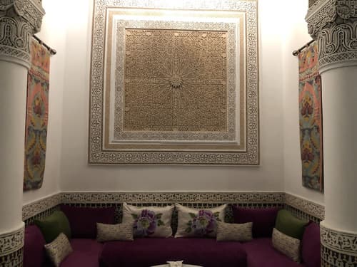 Le Grand Alcazar, Lobby sitting area