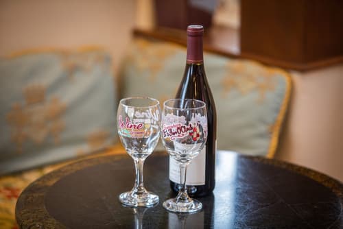 Vendange Carmel Inn & Suites