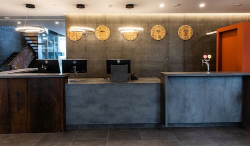 Hotel South Coast, Reception