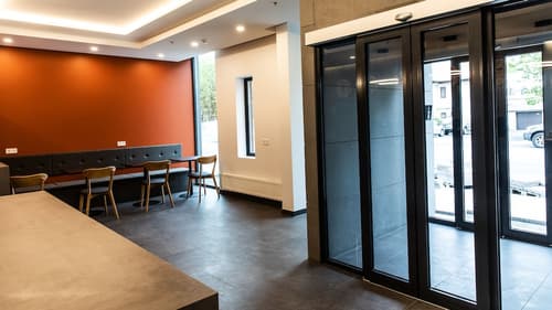 Hotel South Coast, Reception