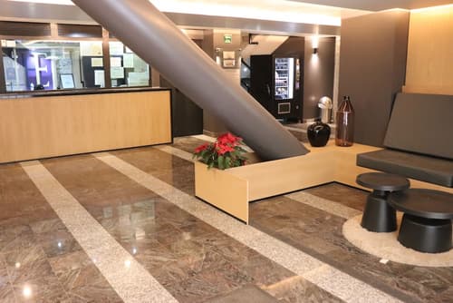 Hotel Embassy, Reception