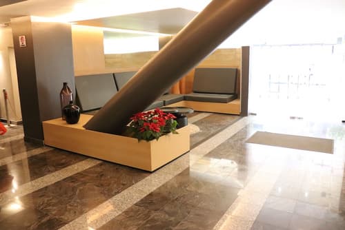 Hotel Embassy, Reception