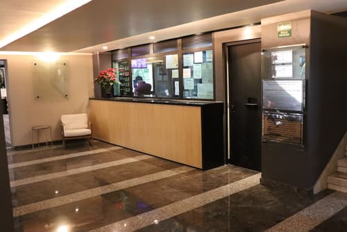 Hotel Embassy, Reception