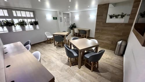 Hotel Embassy, Reception