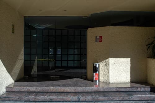 Hotel Embassy, Interior entrance