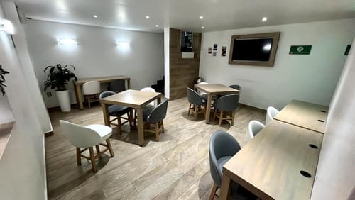 Hotel Embassy, Reception