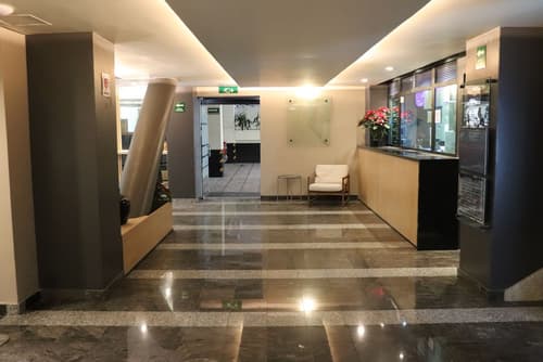 Hotel Embassy, Reception