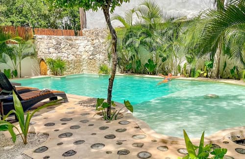 Niik Tulum, Primary image