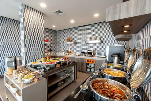 Hampton by Hilton Lima San Isidro, Restaurant