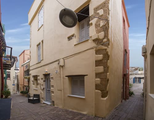 Cretan Berry Sarpaki, Front of property