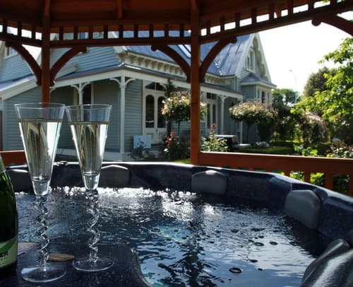 Lilac Rose Boutique Bed and Breakfast, Outdoor spa tub
