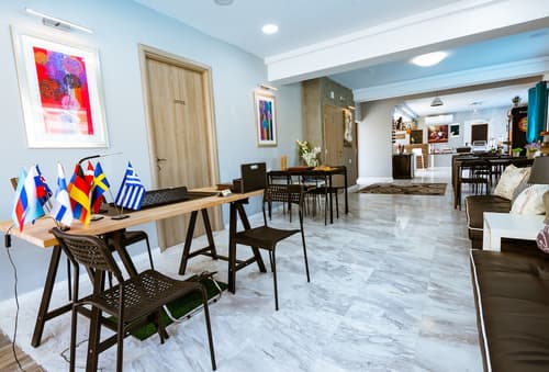 Gregory Comfort Hotel, Reception