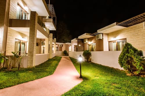 Gregory Comfort Hotel, Property grounds