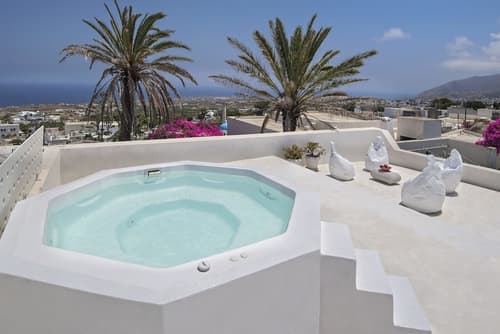Dimael Mansion, Outdoor spa tub