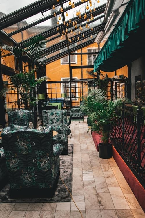 Mojo Hotell, Primary image