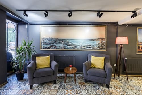 Miro Mansion, Lobby sitting area