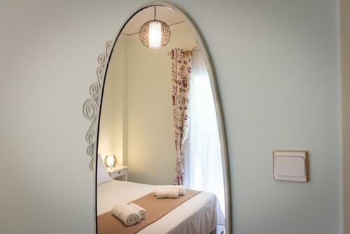 Blue Ark Athenian Nest, Room