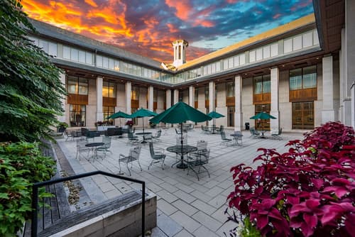 The Knight Center at Washington University, Courtyard