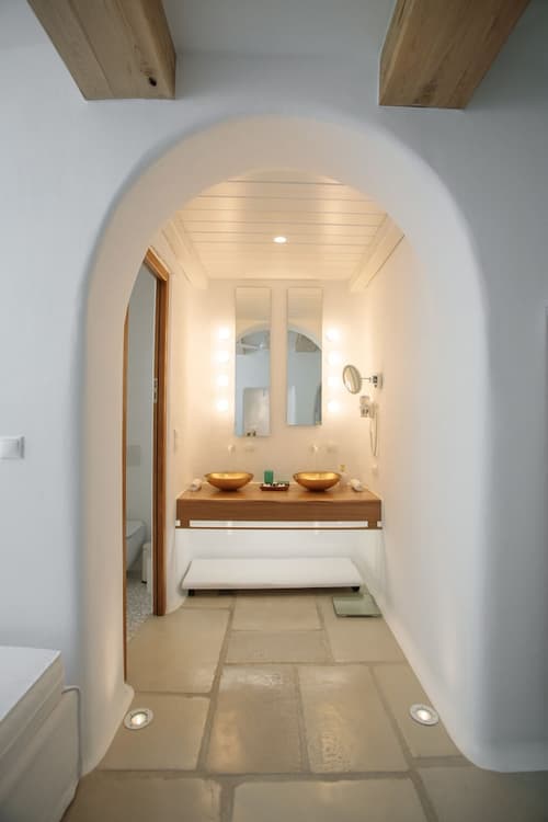 Euphoria Downtown, Room