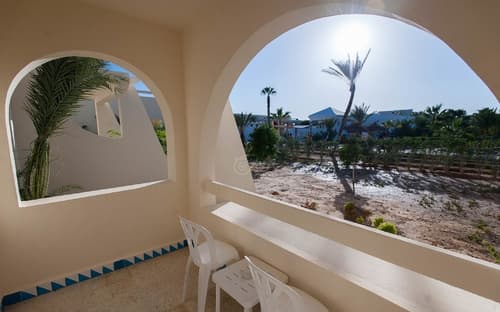 Cesar Thalasso, Room